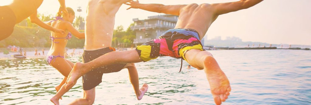 Sailing teenagers captured jumping into the ocean