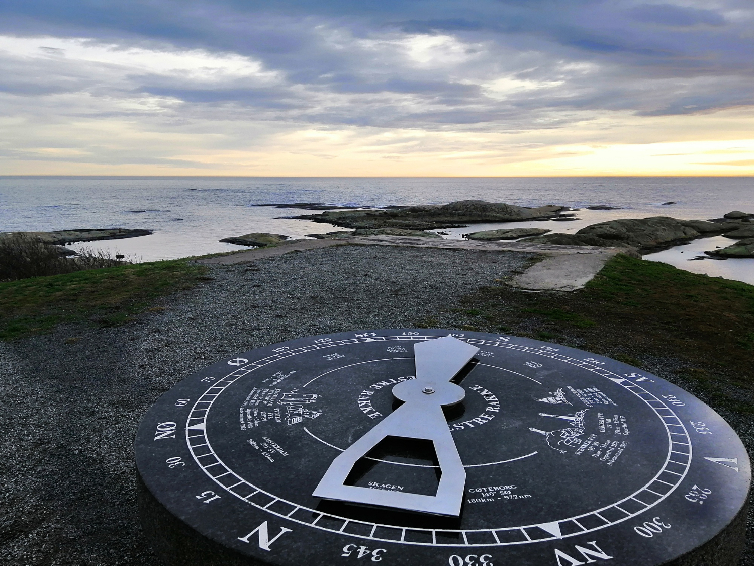 Nautical compass viewpoint facing the ocean, highlighting seamanship and coastal discovery as hobbies of the catamaran community.
